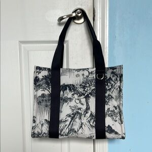 Lululemon Boxy Tote Bag 10L Sketch Toile Turtledove Navy Blue Print.